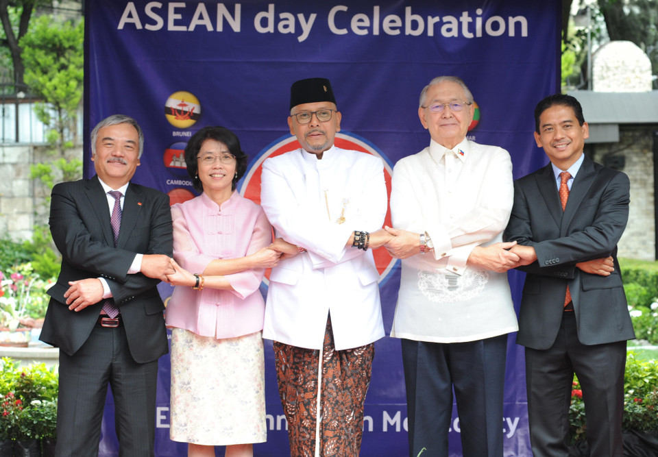 Các đại sứ Malaysia, Indonesia, Philippines, Thái Lan và Việt Nam, cùng đại diện Bộ Ngoại giao Mexico chụp ảnh chung. (Ảnh: Lưu Việt Hùng/TTXVN)