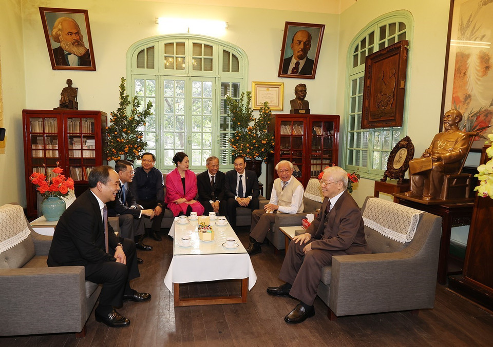 Tổng Bí thư Nguyễn Phú Trọng đến thăm, chúc Tết gia đình cố Tổng Bí thư Lê Duẩn. (Ảnh: Trí Dũng/TTXVN)