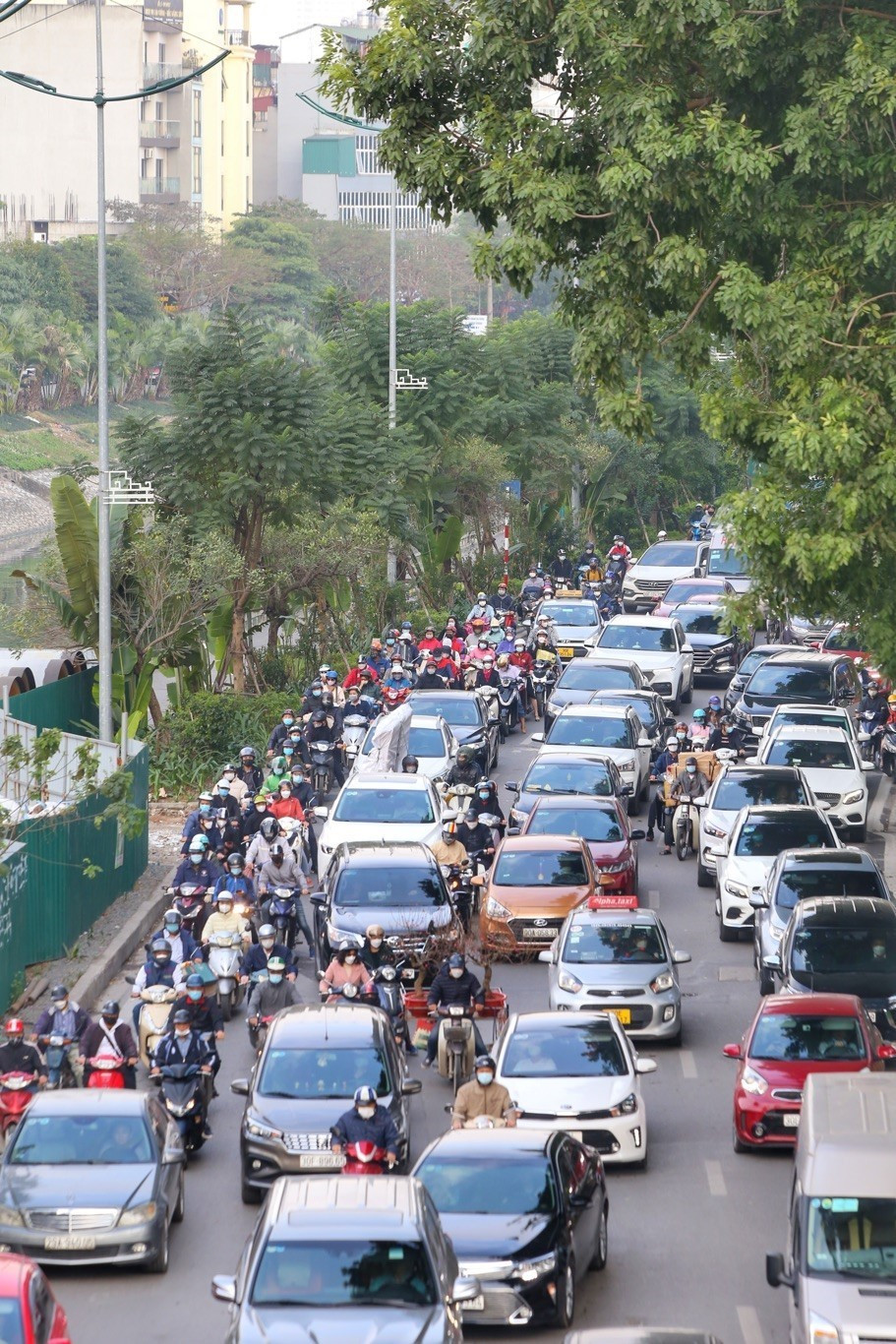 Khu vực đường Láng tắc nghẽn kéo dài. (Ảnh: Tuấn Đức/TTXVN)