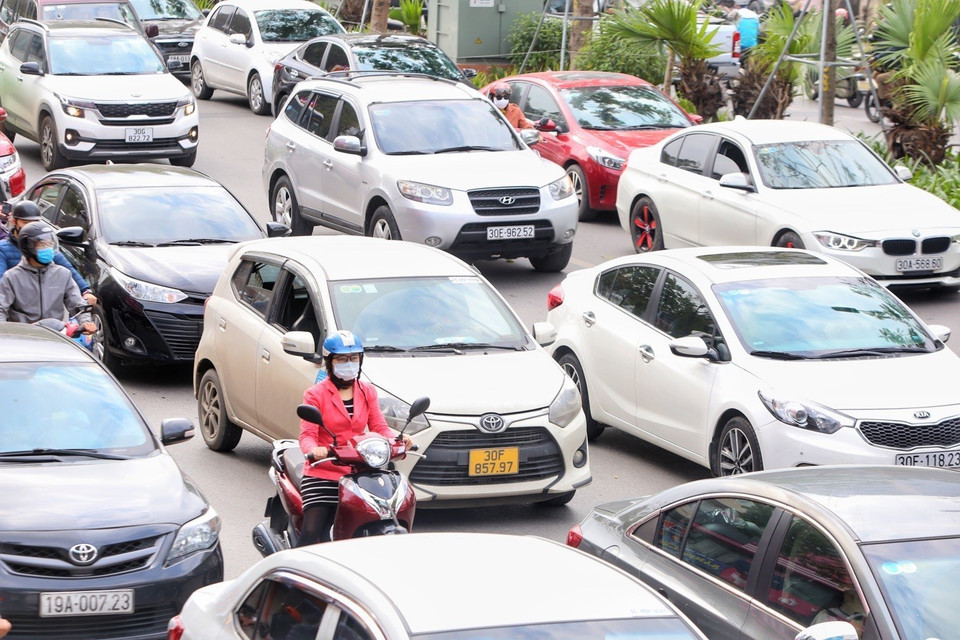 Khu vực Xã Đàn tuy không tắc nghẽn nhưng mật độ giao thông dày khiến các phương tiện di chuyển chậm. (Ảnh: Tuấn Đức/TTXVN)