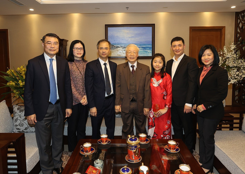 Tổng Bí thư Nguyễn Phú Trọng thăm, chúc Tết gia đình cố Tổng Bí thư Trường Chinh. (Ảnh: Trí Dũng/TTXVN)