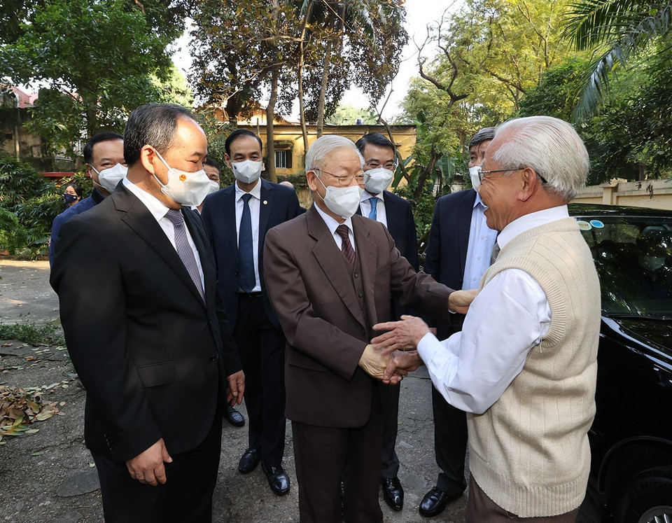 Tổng Bí thư Nguyễn Phú Trọng đến thăm, chúc Tết gia đình cố Tổng Bí thư Lê Duẩn. (Ảnh: Trí Dũng/TTXVN)