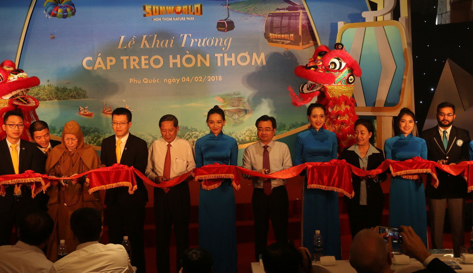 Nghi lễ cắt băng khai trương cáp treo. (Ảnh: Lê Sen/TTXVN)