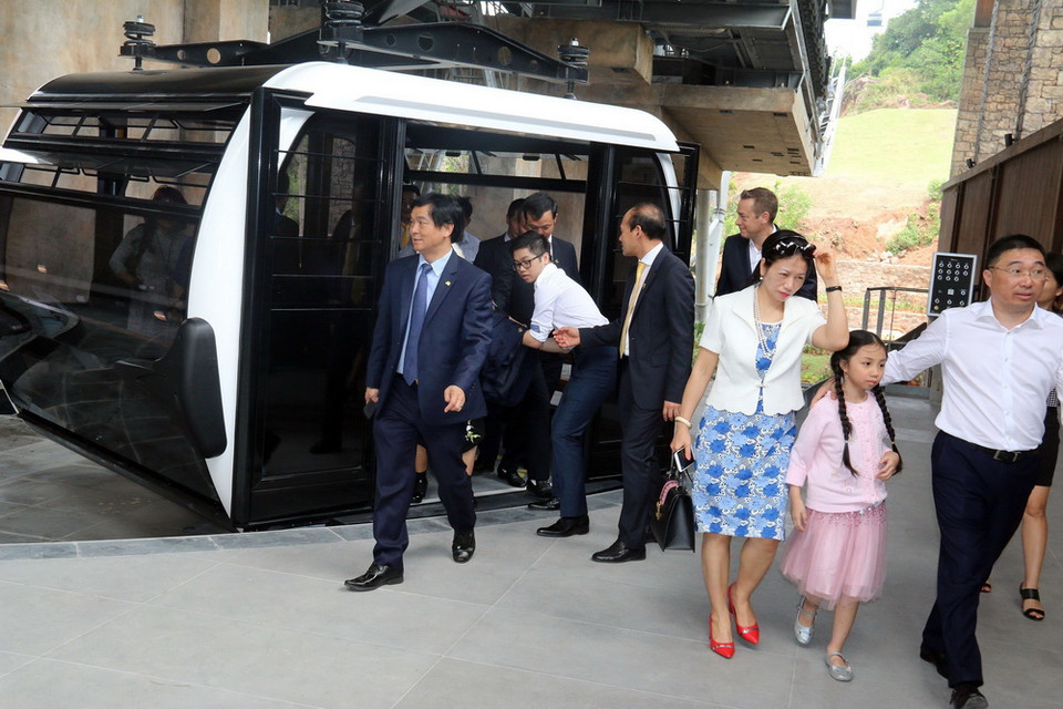 Du khách ngắm toàn cảnh Hòn Thơm khi đi cáp treo. (Ảnh: Lê Sen/TTXVN)