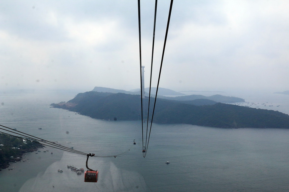 Mỗi cabin đều trang bị wifi, hệ thống điện chiếu sáng vào ban đêm và có sức chứa 30 khách. (Ảnh: Lê Sen/TTXVN)