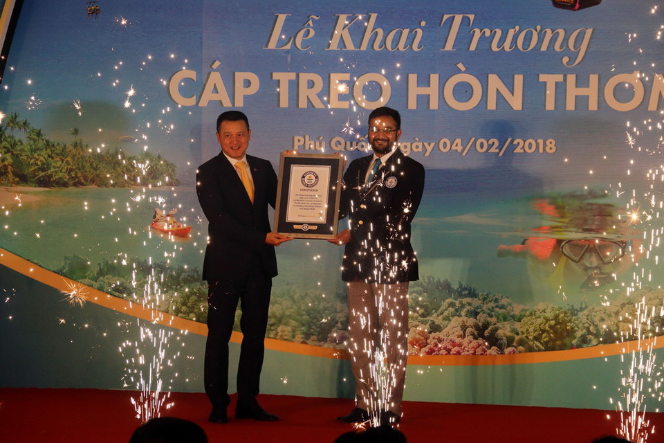 Ông Dangarikar Swapnil Mahesh, đại diện tổ chức kỷ lục Guiness thế giới trao chứng nhận cáp treo dài nhất thế giới. (Ảnh: Lê Sen/TTXVN)