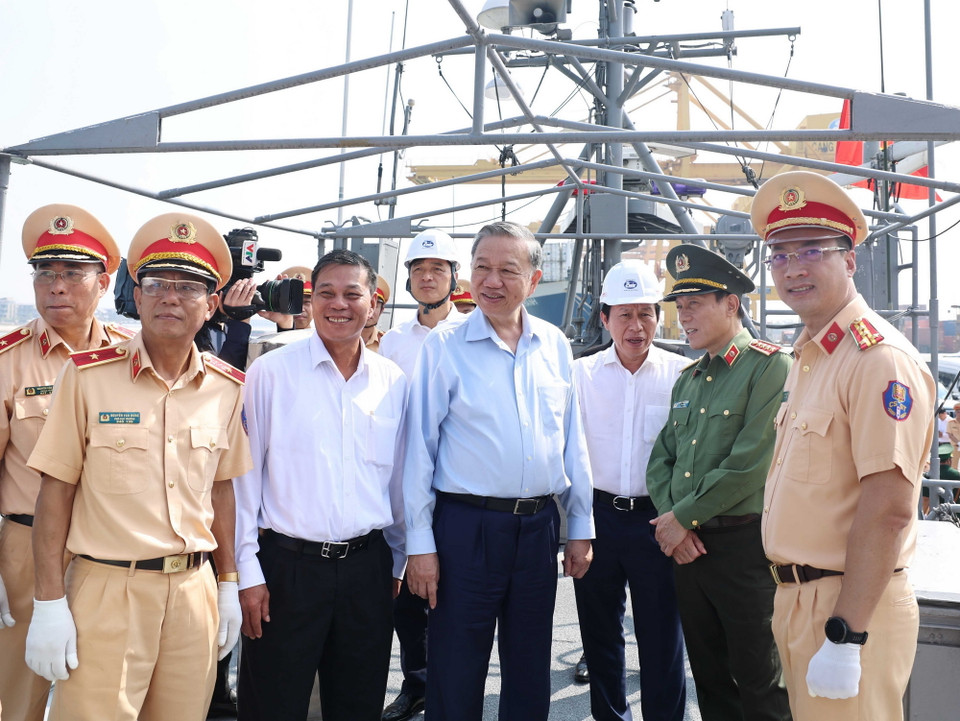 Tổng Bí thư Tô Lâm thị sát tàu tuần tra do Cơ quan Cảnh sát biển Hàn Quốc viện trợ. (Ảnh: Thống Nhất/TTXVN)
