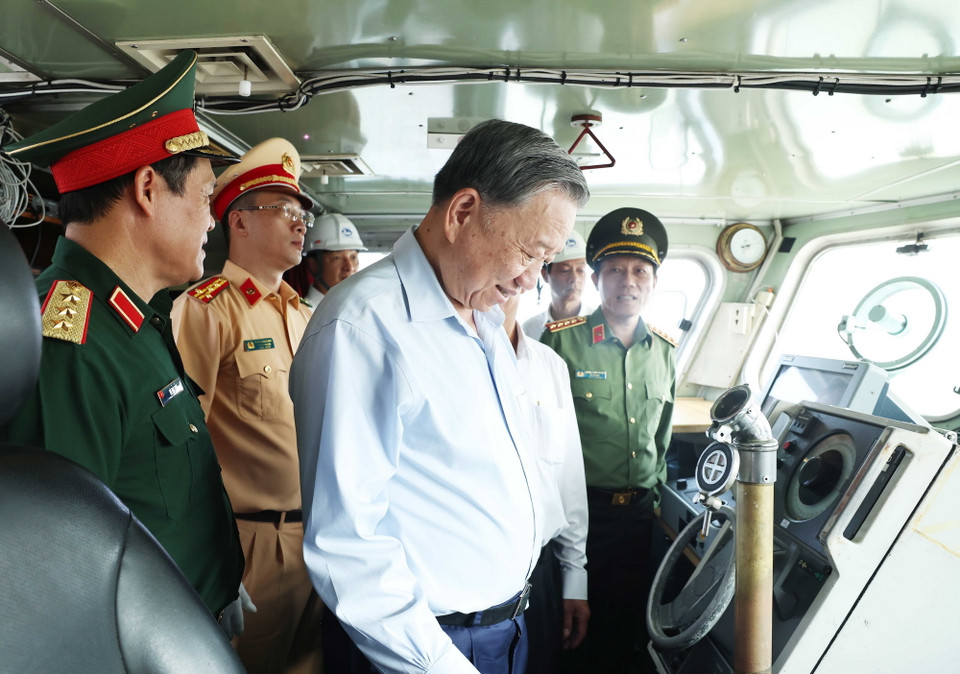 Tổng Bí thư Tô Lâm thị sát tàu tuần tra do Cơ quan Cảnh sát biển Hàn Quốc viện trợ. (Ảnh: Thống Nhất/ TTXVN)