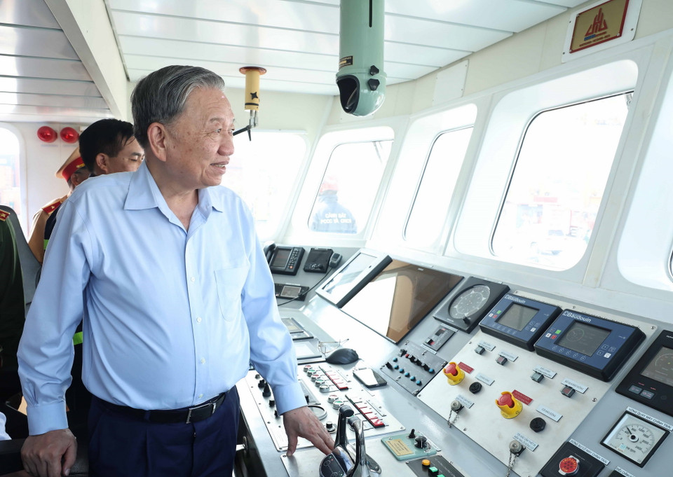 Tổng Bí thư Tô Lâm kiểm tra tàu chữa cháy, cứu nạn cứu hộ của Công an thành phố Hải Phòng. (Ảnh: Thống Nhất/TTXVN)