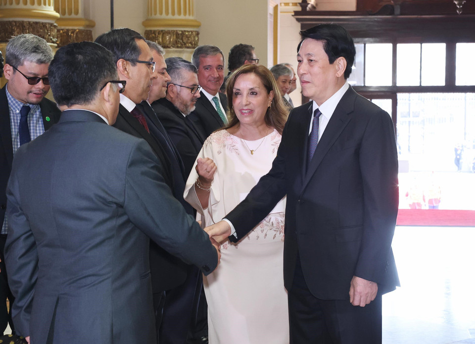 Tổng thống Peru Dina Ercilia Boluarte Zegarra giới thiệu các đại biểu Peru với Chủ tịch nước Lương Cường. (Ảnh: Lâm Khánh/TTXVN)