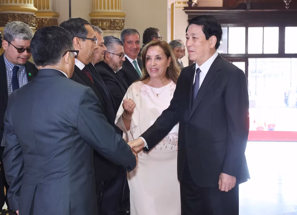 Tổng thống Peru Dina Ercilia Boluarte Zegarra giới thiệu các đại biểu Peru với Chủ tịch nước Lương Cường. (Ảnh: Lâm Khánh/TTXVN)