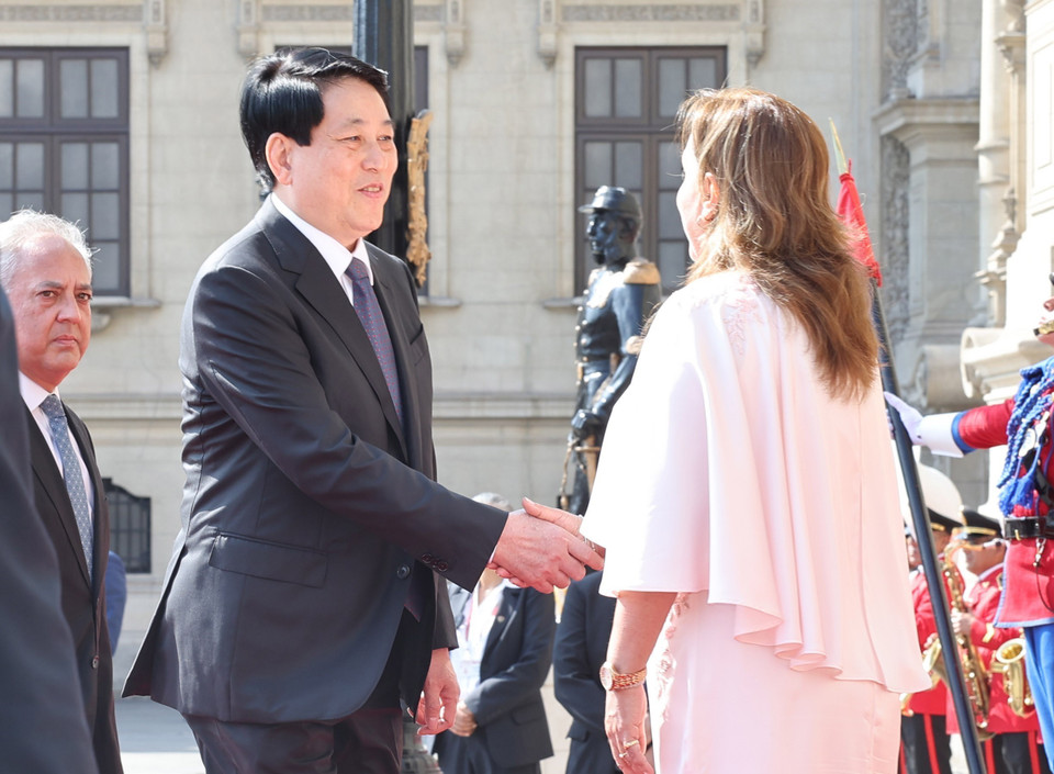 Tổng thống Peru Dina Ercilia Boluarte Zegarra đón chính thức Chủ tịch nước Lương Cường. (Ảnh: Lâm Khánh/TTXVN)