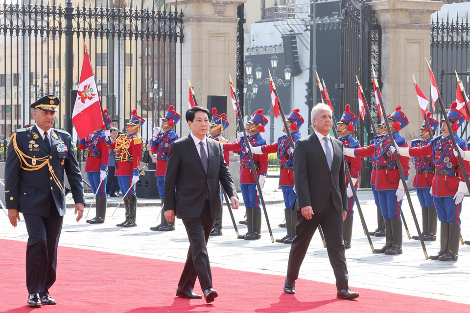 Lễ đón Chủ tịch nước Lương Cường thăm chính thức Peru. (Ảnh: Lâm Khánh/TTXVN)