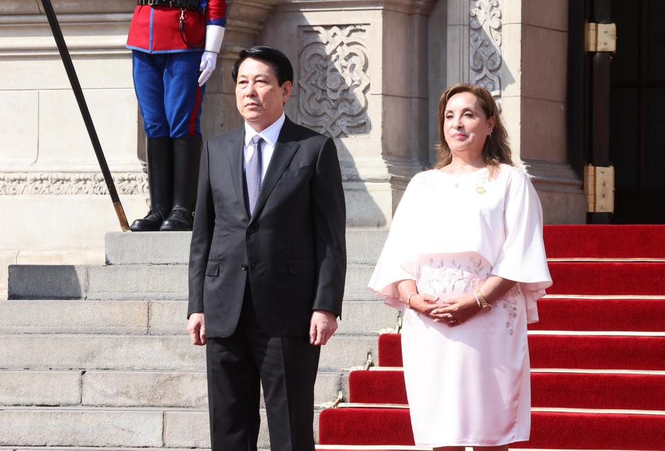 Tổng thống Peru Dina Ercilia Boluarte Zegarra chủ trì lễ đón Chủ tịch nước Lương Cường thăm chính thức Peru. (Ảnh: Lâm Khánh/TTXVN)