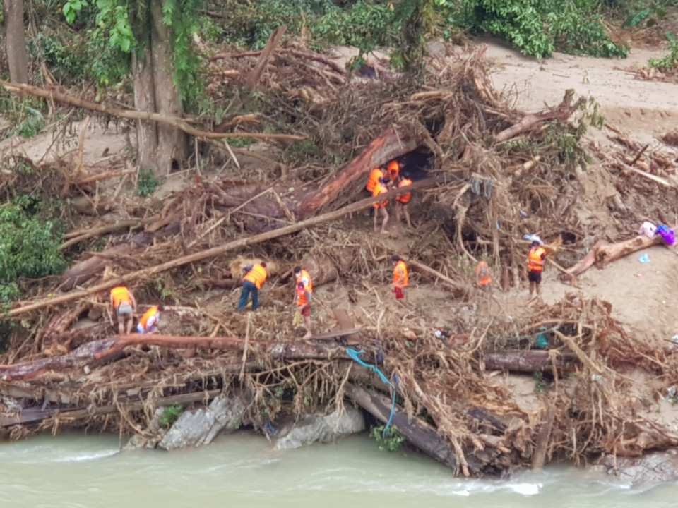 Các mũi tìm kiếm người mất tích ở khu vực thôn 1, xã Trà Leng. (Ảnh: Đoàn Hữu Trung/TTXVN)