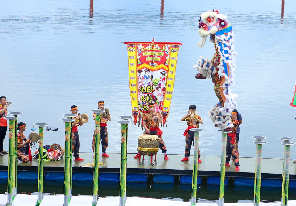 Biểu diễn nội dung múa lân Mai hoa thung trên mặt nước tại lễ hội Lân Sư Rồng Quốc tế Đà Nẵng năm 2019. (Ảnh: Trần Lê Lâm/TTXVN)