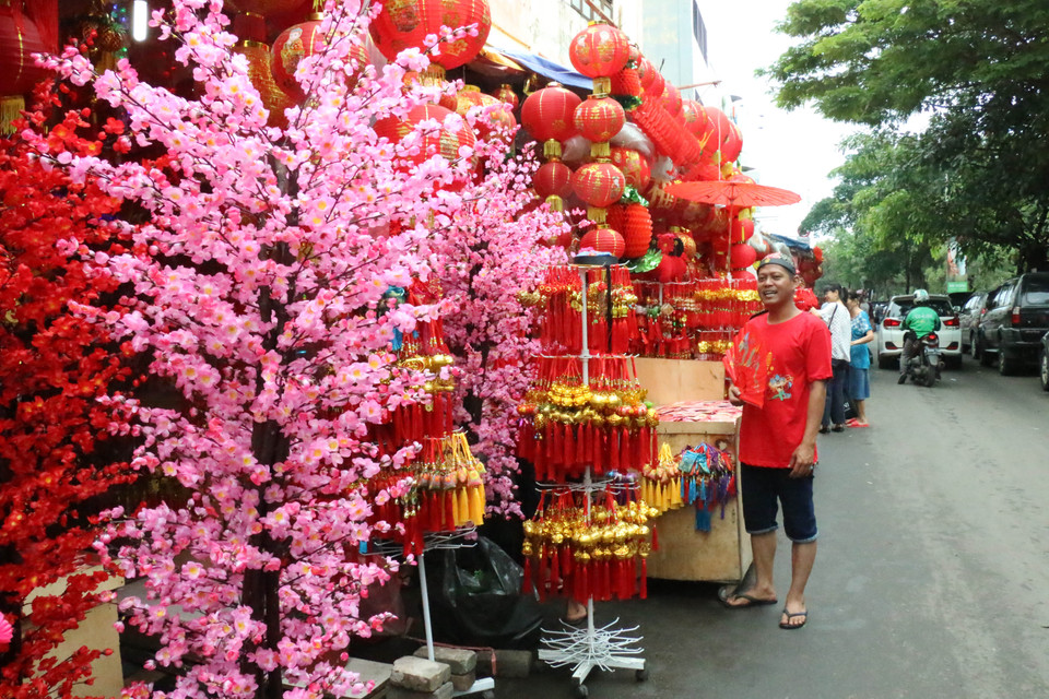 Đồ trang trí nhà cửa, ban thờ bày bán tại chợ. (Ảnh: Đỗ Quyên/Vietnam+)