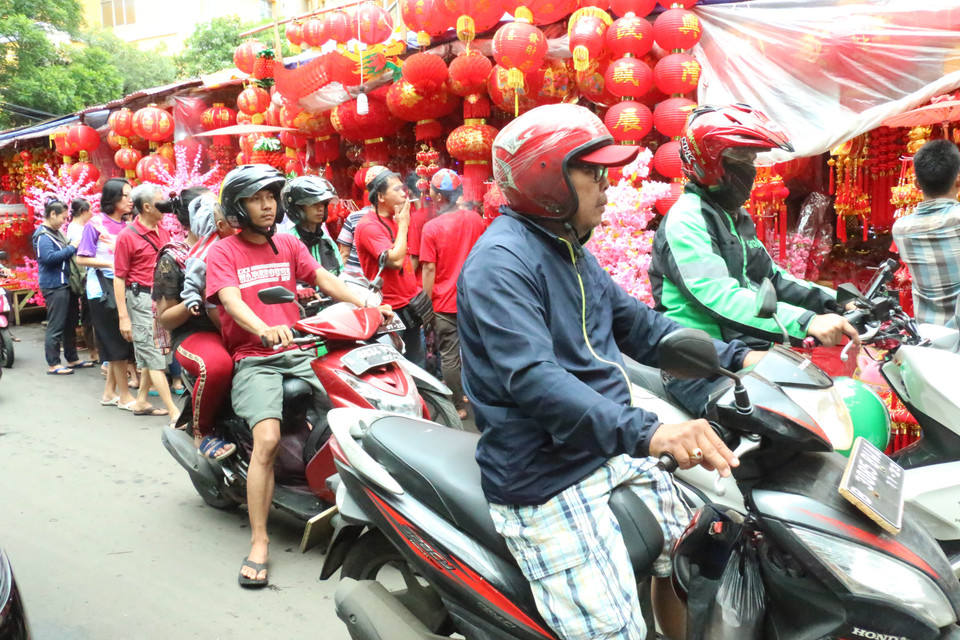 Đường vào luôn đông đúc, xe cộ nối đuôi nhau. (Ảnh: Đỗ Quyên/Vietnam+)