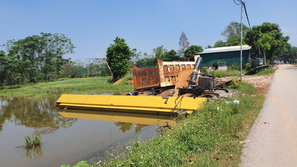 Làng nghề tháo dỡ xe, động cơ ở các xã Tề Lỗ, Đồng Văn thuộc huyện Yên Lạc (tỉnh Vĩnh Phúc), có 300-400 bãi 'mổ" ôtô, xe cơ giới lớn nhỏ, trong đó có gia đình có tới 2-3 bãi. (Ảnh: Nguyễn Trọng Lịch/TTXVN)