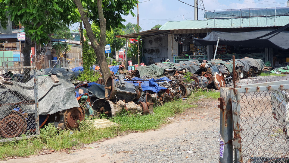 Các loại sơn bị bong tróc, gioăng cao su, xăm lốp, nhựa mềm và nhựa cứng, dầu nhớt trong máy thải ra ngoài với số lượng lớn. (Ảnh: Nguyễn Trọng Lịch/TTXVN)