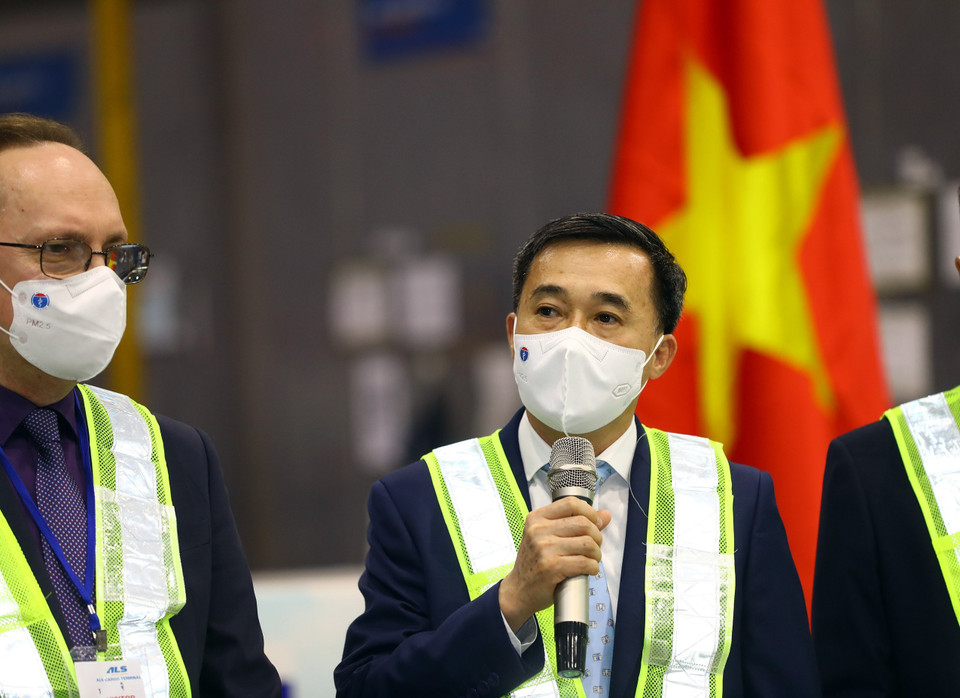 Thứ trưởng Bộ Y tế Trần Văn Thuấn phát biểu tại lễ tiếp nhận. (Ảnh: Huy Hùng/TTXVN)