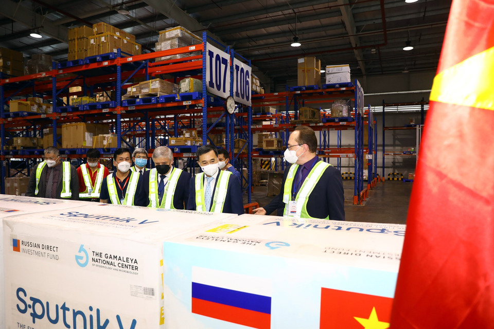 Lô vaccine Sputnik V đầu tiên do Công ty TNHH MTV Vắcxin và Sinh phẩm số 1 (VABIOTECH) tiếp nhận. (Ảnh: Huy Hùng/TTXVN)