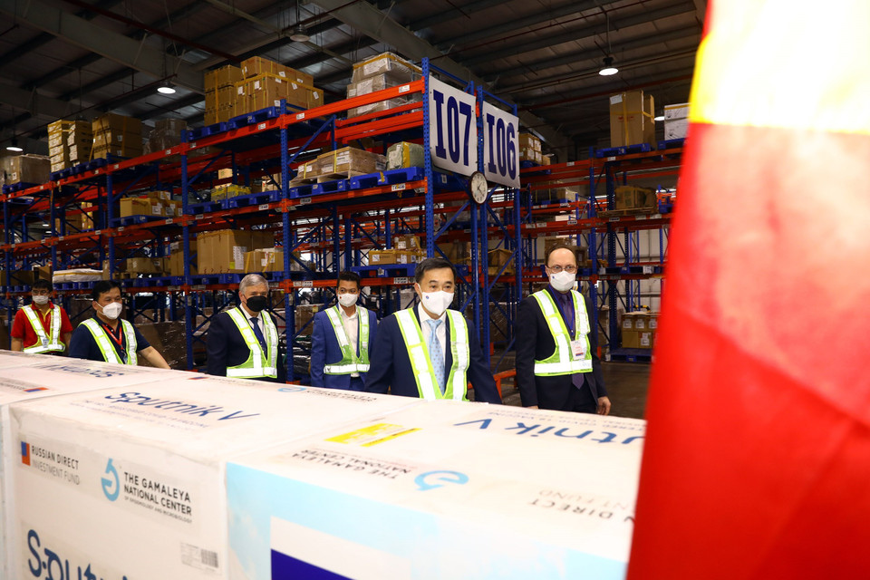 Buổi lễ chuyển giao diễn ra tại sân bay Nội Bài có sự tham dự của Đại sứ Liên bang Nga tại Việt Nam Gennady Bezdetko, Thứ trưởng Bộ Y tế Trần Văn Thuấn cùng lãnh đạo các cơ quan quản lý, ngoại giao, thương mại hai nước. (Ảnh: Huy Hùng/TTXVN)