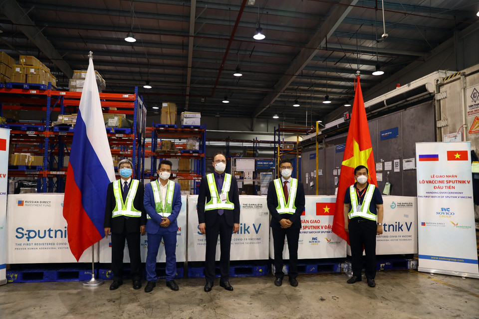 Lô vaccine phòng Covid-19 Sputnik V đầu tiên về Việt Nam. (Ảnh: Huy Hùng/TTXVN)