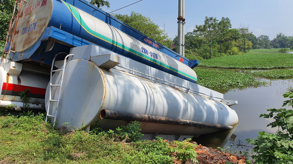Cả làng nghề Tề Lỗ luôn có hàng chục ngàn chiếc xe ôtô cùng các loại máy xúc, máy ủi, xe cẩu xếp tràn lan khắp thôn xóm, cạnh ao hồ, đồng ruộng chờ tháo dỡ để phân loại phụ tùng. Chi tiết còn tốt mang bán lại cho các cơ sở sửa chữa, gia công. (Ảnh: Nguyễn Trọng Lịch/TTXVN) 