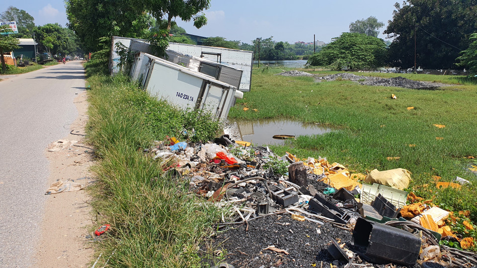 Hình ảnh ô nhiễm môi trường tại Làng nghề tháo dỡ xe, động cơ ở các xã Tề Lỗ, Đồng Văn thuộc huyện Yên Lạc (tỉnh Vĩnh Phúc). (Ảnh: Nguyễn Trọng Lịch/TTXVN)