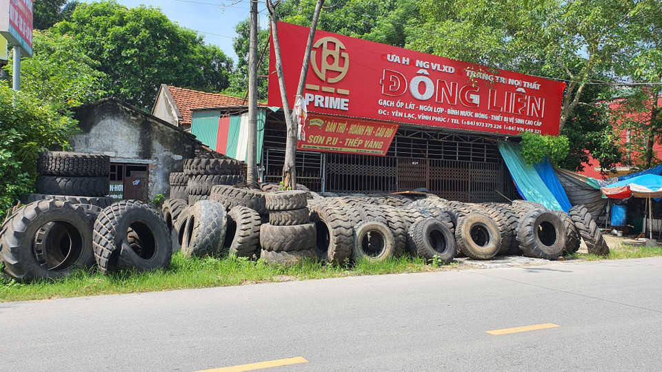Làng nghề tháo dỡ xe, động cơ ở huyện Yên Lạc (Vĩnh Phúc) gây ô nhiễm môi trường sinh thái nặng nề. (Ảnh: Nguyễn Trọng Lịch/TTXVN)