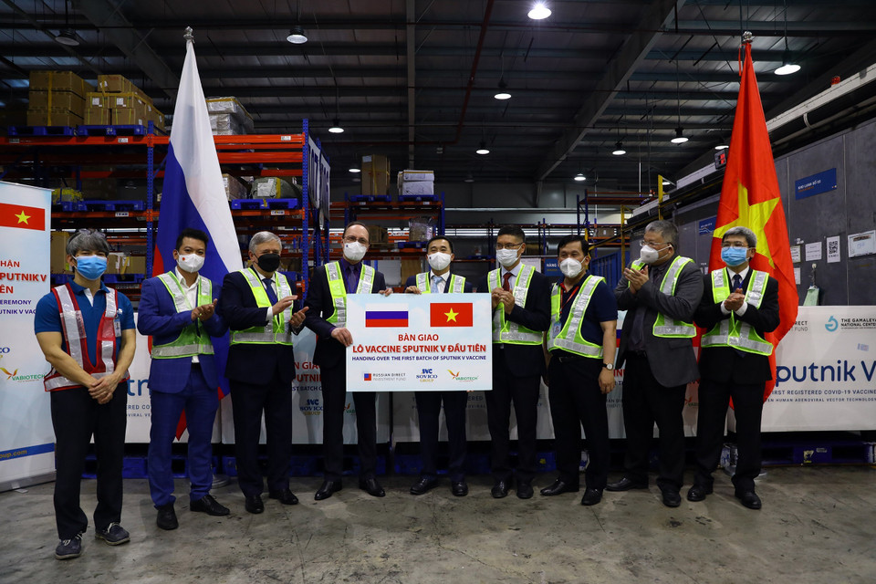 Đại sứ Liên bang Nga tại Việt Nam Gennady Bezdetko bàn giao lô vaccine Sputnik V cho Thứ trưởng Bộ Y tế Trần Văn Thuấn. (Ảnh: Huy Hùng/TTXVN)