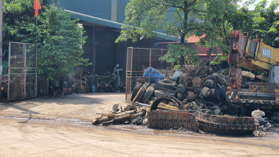 Làng nghề tháo dỡ xe, động cơ ở các xã Tề Lỗ, Đồng Văn thuộc huyện Yên Lạc (tỉnh Vĩnh Phúc), có 300-400 bãi 'mổ' ôtô, xe cơ giới lớn nhỏ. (Ảnh: Nguyễn Trọng Lịch/TTXVN)