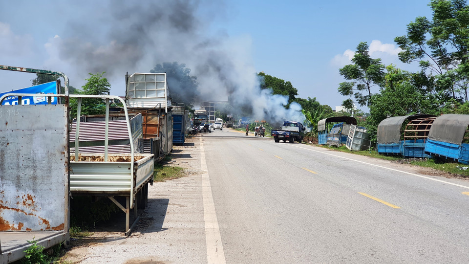 Cả làng nghề Tề Lỗ luôn có hàng chục ngàn chiếc xe ôtô cùng các loại máy xúc, máy ủi, xe cẩu xếp tràn lan khắp thôn xóm, cạnh ao hồ, đồng ruộng chờ tháo dỡ để phân loại phụ tùng. Chi tiết còn tốt mang bán lại cho các cơ sở sửa chữa, gia công. (Ảnh: Nguyễn Trọng Lịch/TTXVN) 