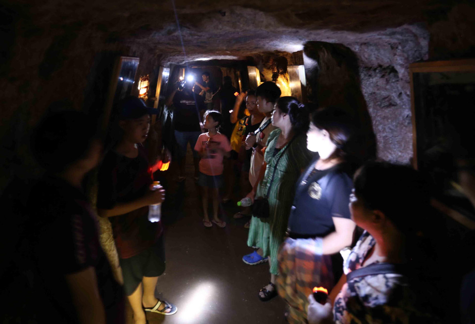  Hội trường trong hầm dùng làm nơi hội họp, biểu diễn văn nghệ, chiếu phim. (Ảnh: Nhật Anh/TTXVN)