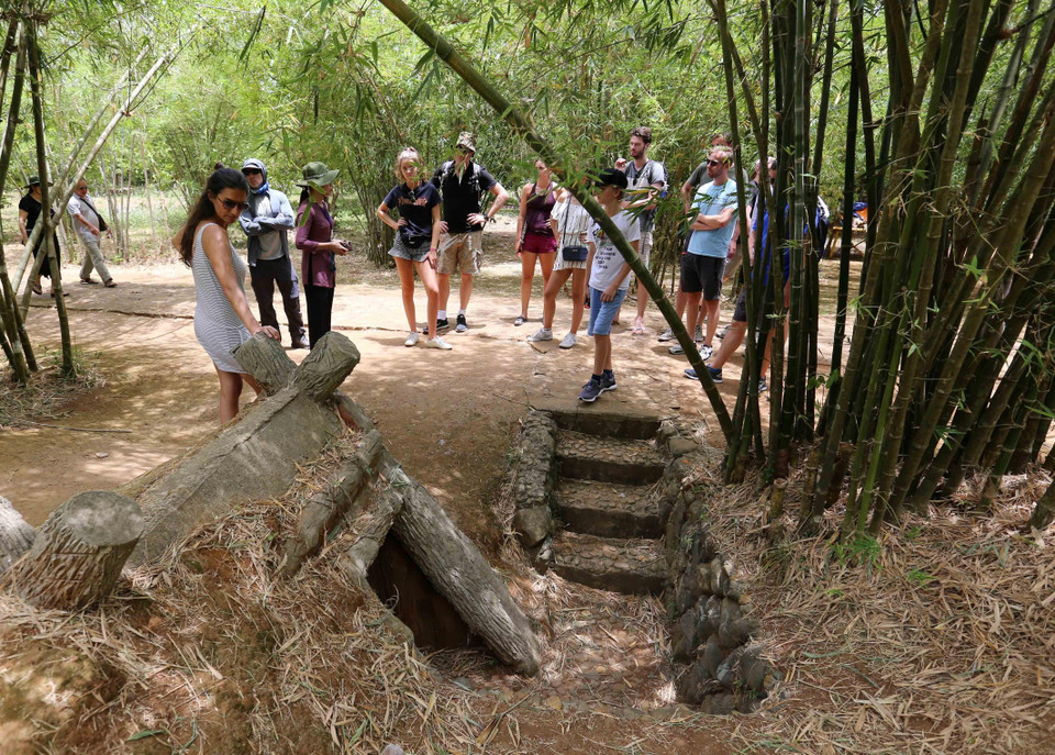 Du khách tham quan các hầm tránh bom được nối với hệ thống giao thông hào chằng chịt khắp làng.(Ảnh: Nhật Anh/TTXVN)