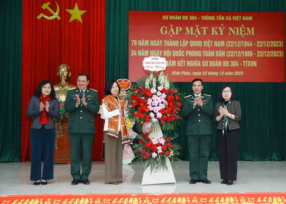 Lãnh đạo Thông tấn xã Việt Nam tặng hoa chúc mừng Sư đoàn 304. (Ảnh: An Đăng/TTXVN)