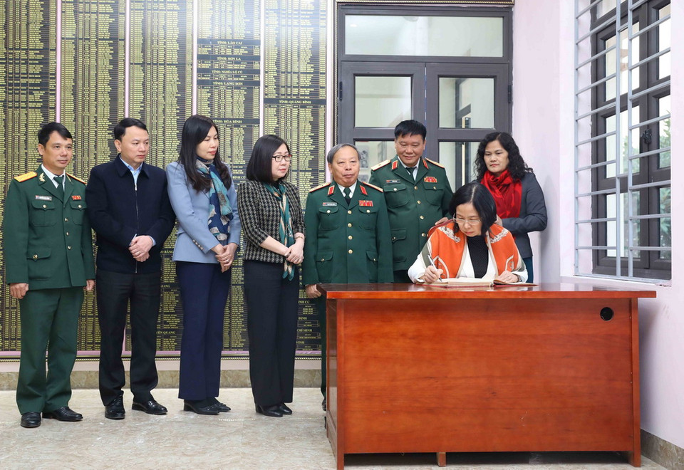 Ủy viên Ban Chấp hành Đảng bộ Khối các cơ quan Trung ương, Bí thư Đảng ủy, Tổng Giám đốc TTXVN Vũ Việt Trang viết lưu bút tại Sư đoàn 304. (Ảnh: An Đăng/TTXVN)