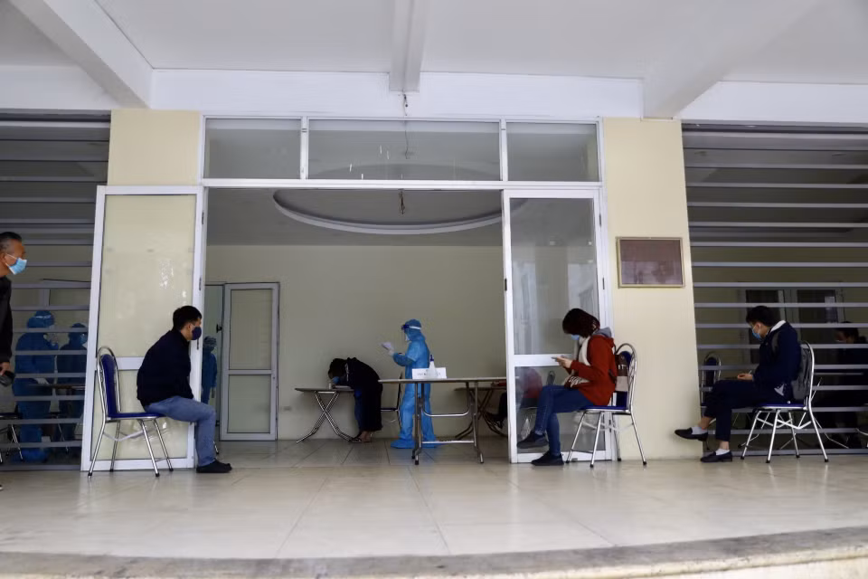 Những người dân đến từ tỉnh Hải Dương là đối tượng ưu tiên lấy mẫu trước. (Ảnh: Huy Hùng/TTXVN)