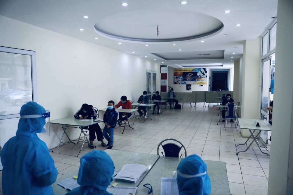 Người dân đến lấy mẫu tại NVH phường Quan Hoa (quận Cầu Giấy). (Ảnh: Huy Hùng/TTXVN)