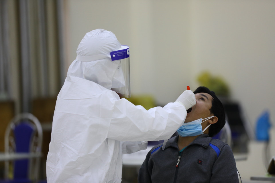 Trong đợt này những người trở về từ huyện Cẩm Giàng (Hải Dương) sẽ được ưu tiên lấy mẫu trước. (Ảnh: Huy Hùng/TTXVN)