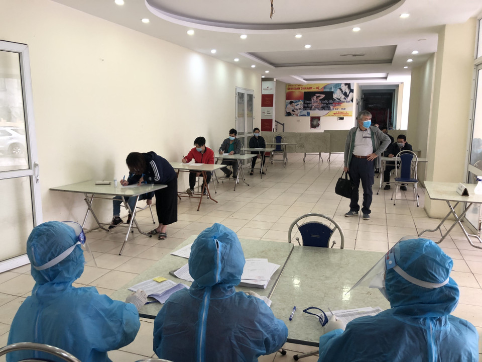 Người dân khai báo dịch tễ tại điểm lấy mẫu nhà văn hoá phường Quan Hoa (quận Cầu Giấy). (Ảnh: Huy Hùng/TTXVN)