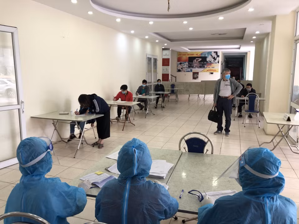Người dân khai báo dịch tễ tại điểm lấy mẫu nhà văn hoá phường Quan Hoa (quận Cầu Giấy). (Ảnh: Huy Hùng/TTXVN)