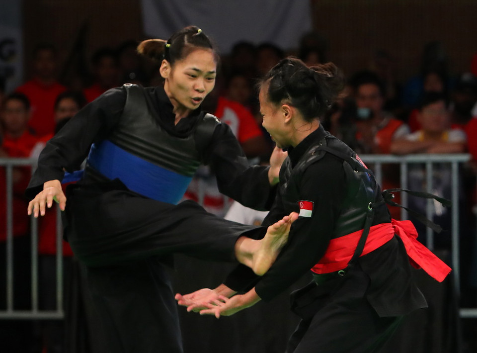 Phạm Thị Tươi (đai xanh) thi đấu đối kháng với đối thủ Atiq Syazwami (Indonesia) trong trận chung kết. (Ảnh: Quốc Khánh/TTXVN)