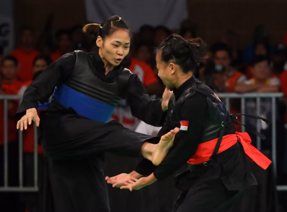 Phạm Thị Tươi (đai xanh) thi đấu đối kháng với đối thủ Atiq Syazwami (Indonesia) trong trận chung kết. (Ảnh: Quốc Khánh/TTXVN)