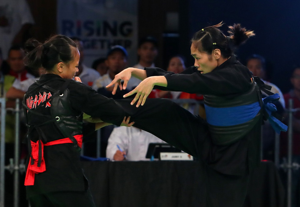 Phạm Thị Tươi (đai xanh) thi đấu đối kháng với đối thủ Atiq Syazwami (Indonesia) trong trận chung kết. (Ảnh: Quốc Khánh/TTXVN)