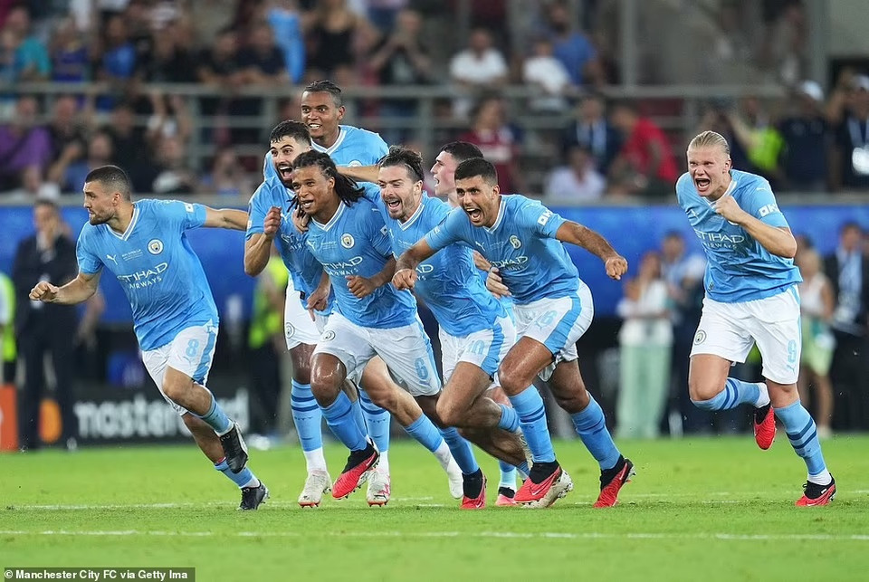 Niềm vui của Man City sau pha sút hỏng của Nemanja Gudelj. (Nguồn: Getty Images)