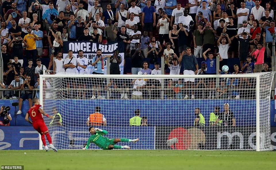 Trong khi đó, Nemanja Gudelj bên Sevilla là người duy nhất sút hỏng khi đưa bóng đi trúng xà ngang. (Nguồn: Reuters)