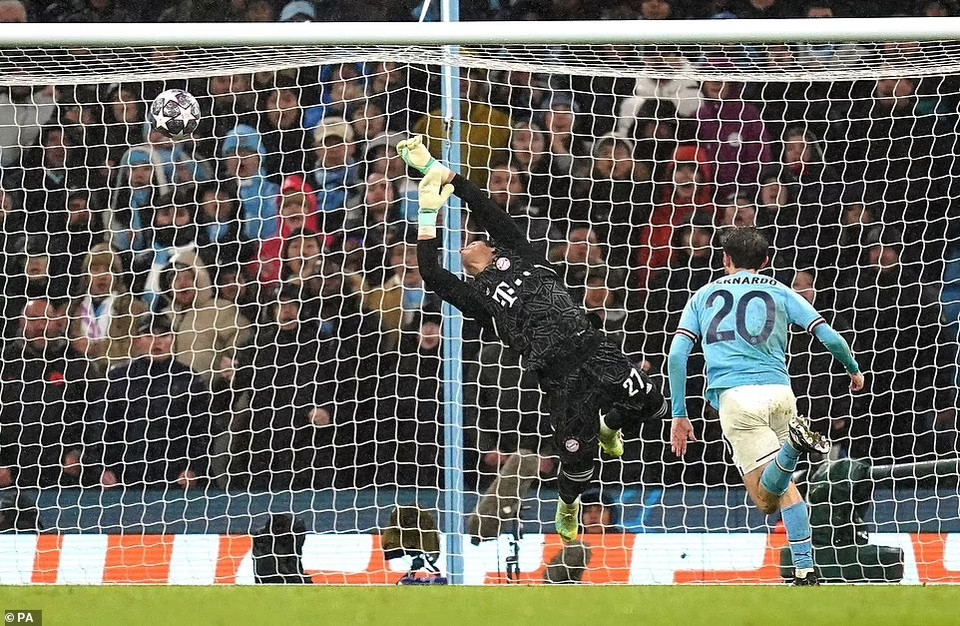 Tuy nhiên, đúng thời điểm Bayern chơi hay, họ lại phải nhận thêm bàn thua ở phút 70, sau sai lầm cá nhân. (Nguồn: PA)