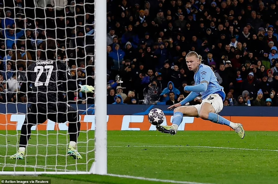 Đến phút 76, Erling Haaland nâng tỷ số lên 3-0 sau pha kiến tạo của John Stones. (Nguồn: Reuters)